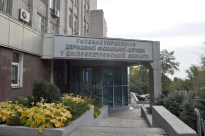 Зображення для публікації 'Дніпропетровського фіскала підозрюють у отриманні 7 тисяч доларів хабаря'