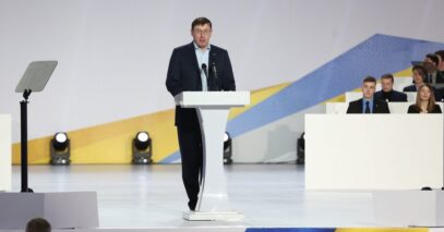 Зображення для публікації 'На Луценка подали скаргу через участь у форумі Петра Порошенка. Але покарати його не можуть'