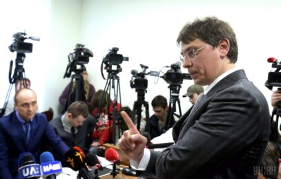 Зображення для публікації 'Крючкову повернули закордонний паспорт і він полетів до Німеччини'