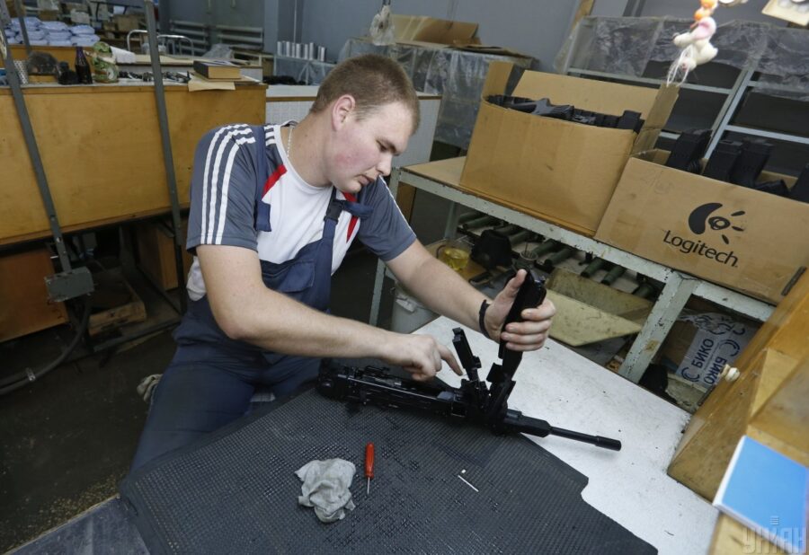 Зображення для публікації 'Працівникам заводу «Маяк» умисно не виплачували зарплату'