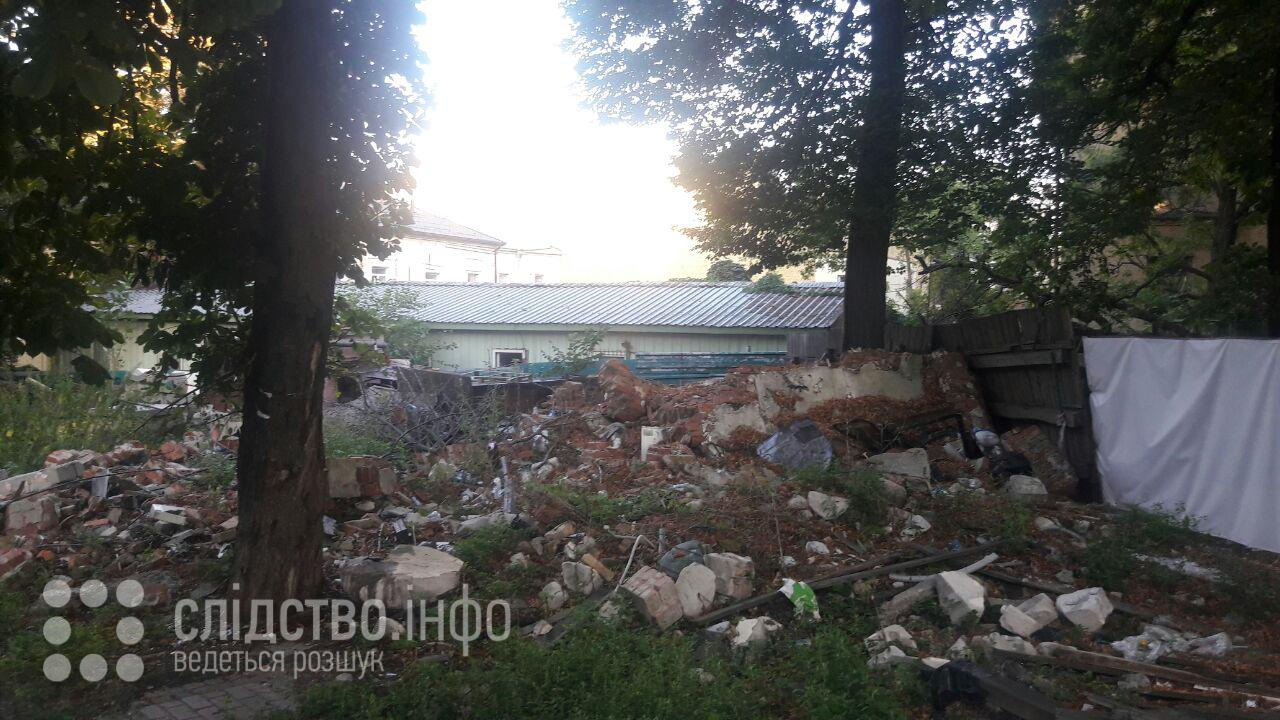 Зображення для публікації 'Туалет у спадок: як родина скандального судді захоплює сквер у центрі Києва'