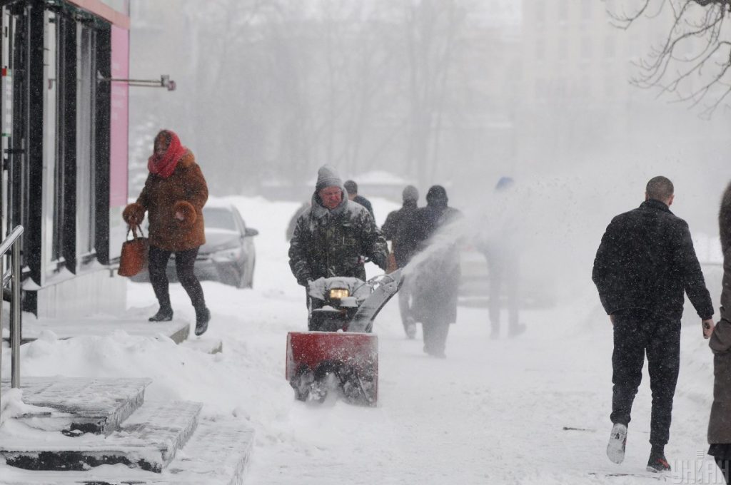 Сніг у центрі Києва прибиратиме компанія, яка фігурує в розслідуванні про розкрадання