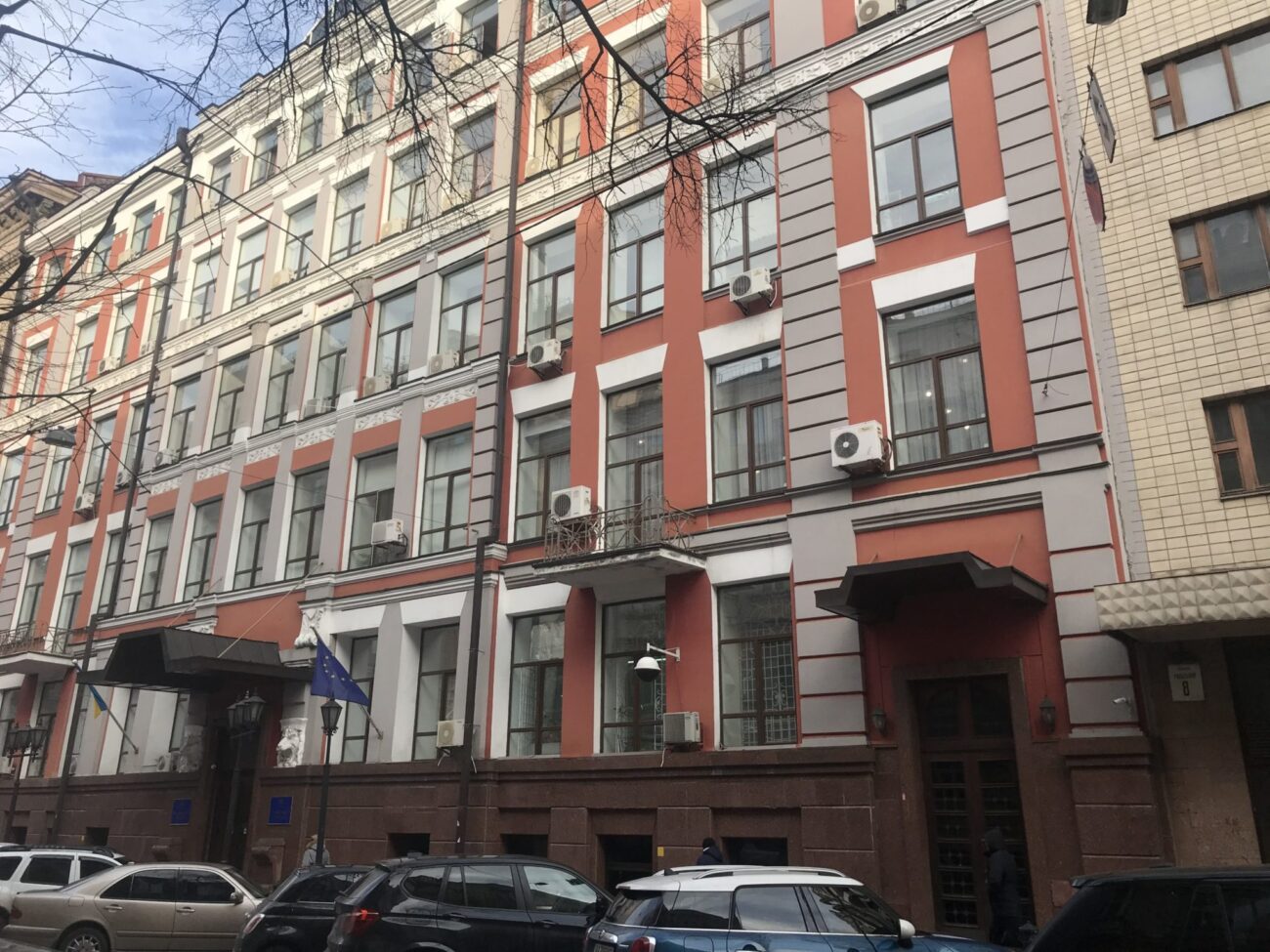 Зображення для публікації 'Як “чорний” реєстратор переписав будівлю Верховної Ради на людину з окупованого Луганська'