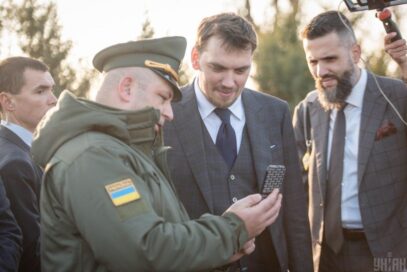 Зображення для публікації 'Нова митниця: люстрований після Майдану посадовець, поціновувач Бентлі та зяті успішних тещ'