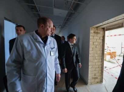 Зображення для публікації 'Лікарню, яку інспектував президент, будують фігуранти багатьох кримінальних проваджень'