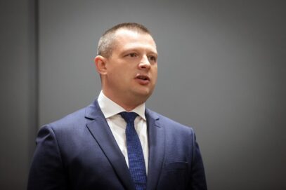 Зображення для публікації 'Керівник київського управління СБУ подав декларацію: в ній два BMW X5 та дві рушниці'
