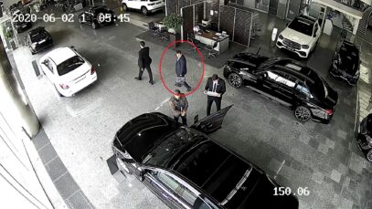Зображення для публікації 'Київський прокурор перед затриманням на хабарі обирав Mercedes за майже 90 тисяч доларів'