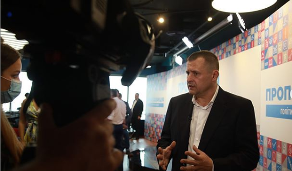 Зображення для публікації 'Дніпровським соцпрацівникам замовили брендований одяг, візерунок якого схожий на емблему партії мера'