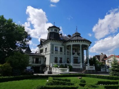 Зображення для публікації 'Родина генерала Ткачука за майже $2 млн продає будинок, згаданий у журналістському розслідуванні'
