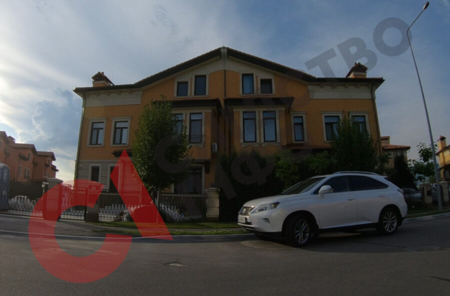 Зображення для публікації 'Після розслідування «Слідства.Інфо» керівник кіберполіції задекларував будинок, який приховував 5 років'