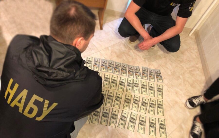 Зображення для публікації 'Вища рада правосуддя звільнила суддю із Сум, яку викрили на $4 тисячах хабаря'
