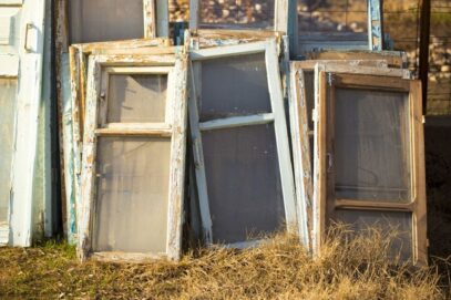 Зображення для публікації 'Через «засмічення» ґрунту старими вікнами завгоспу харківського інституту загрожує 5 років в’язниці'