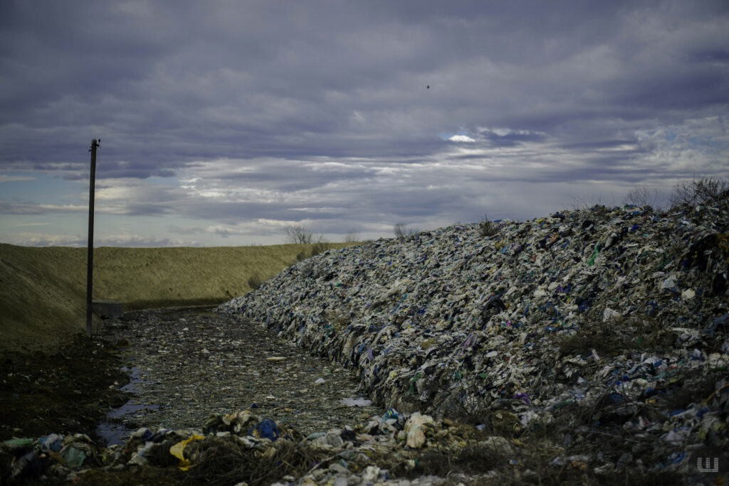 На Буковині за 200 тисяч гривень пересиплять ґрунтом сміттєзвалище — для запобігання коронавірусу