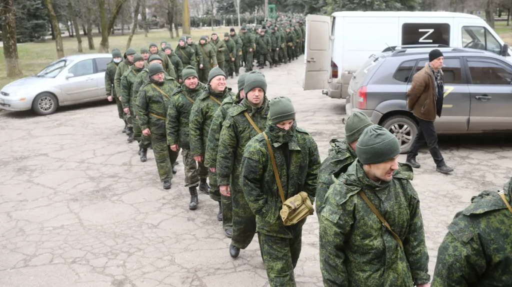 У «ДНР» чоловіків та жінок-медиків силою забирають на війну. Трупи вбитих видають у магазині або спалюють на заводі