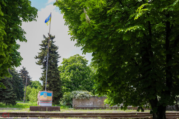 Український прапор у центрі обстрілюваної Нововоронцовки, Херсонська область