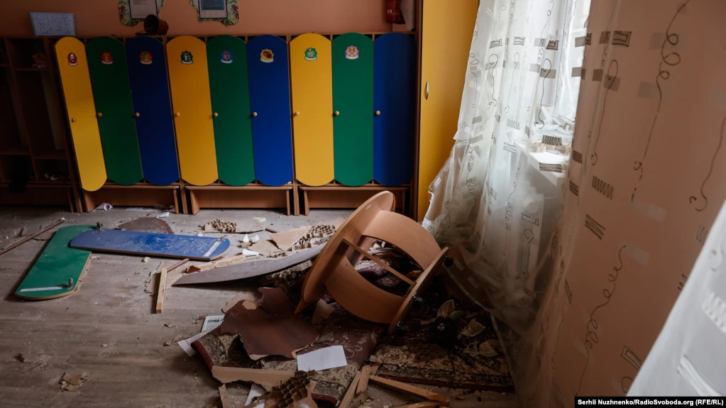 Обстріляний росіянами дитячий садочок у Сєвєродонецьку на Луганщині 