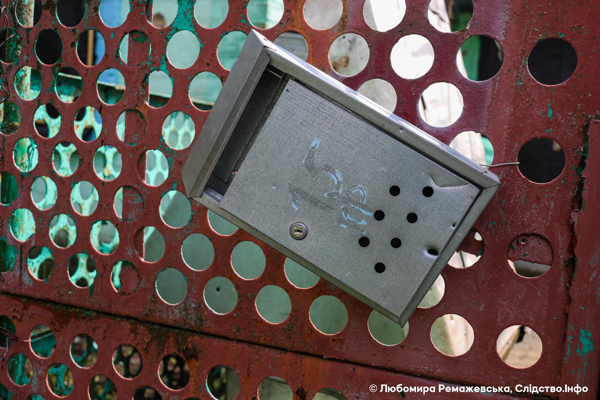 Зірвана поштова скринька на одному із пошкоджених російськими обстрілами будинків у Великій Костромці