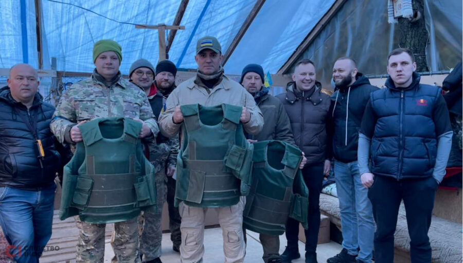 Зображення для публікації 'Нардеп Микола Тищенко подарував столичним захисникам неякісні бронежилети'
