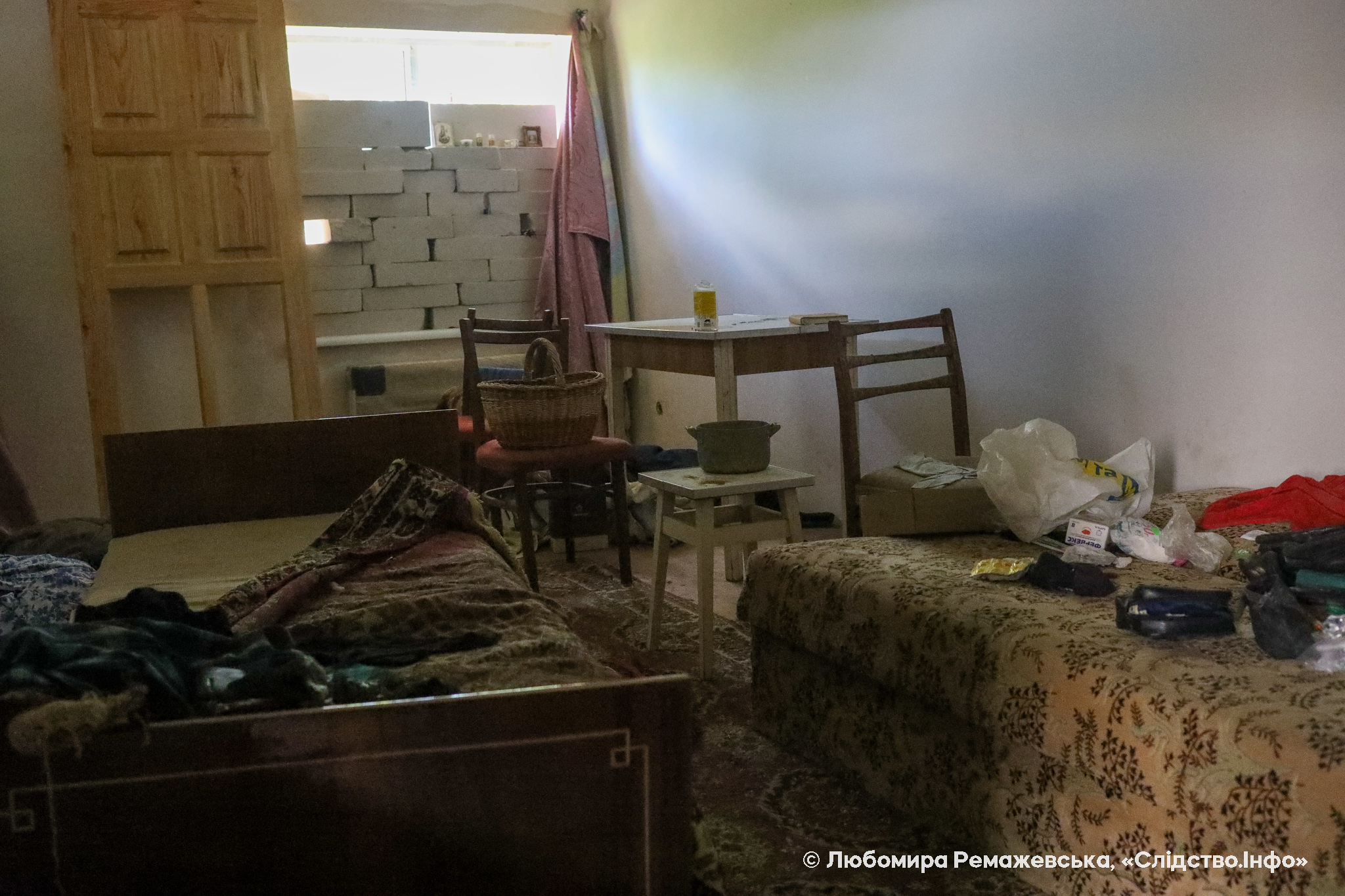 Залишки медикаментів та безлад, який залишили по собі російські окупанти в селі Мокрець на Київщині