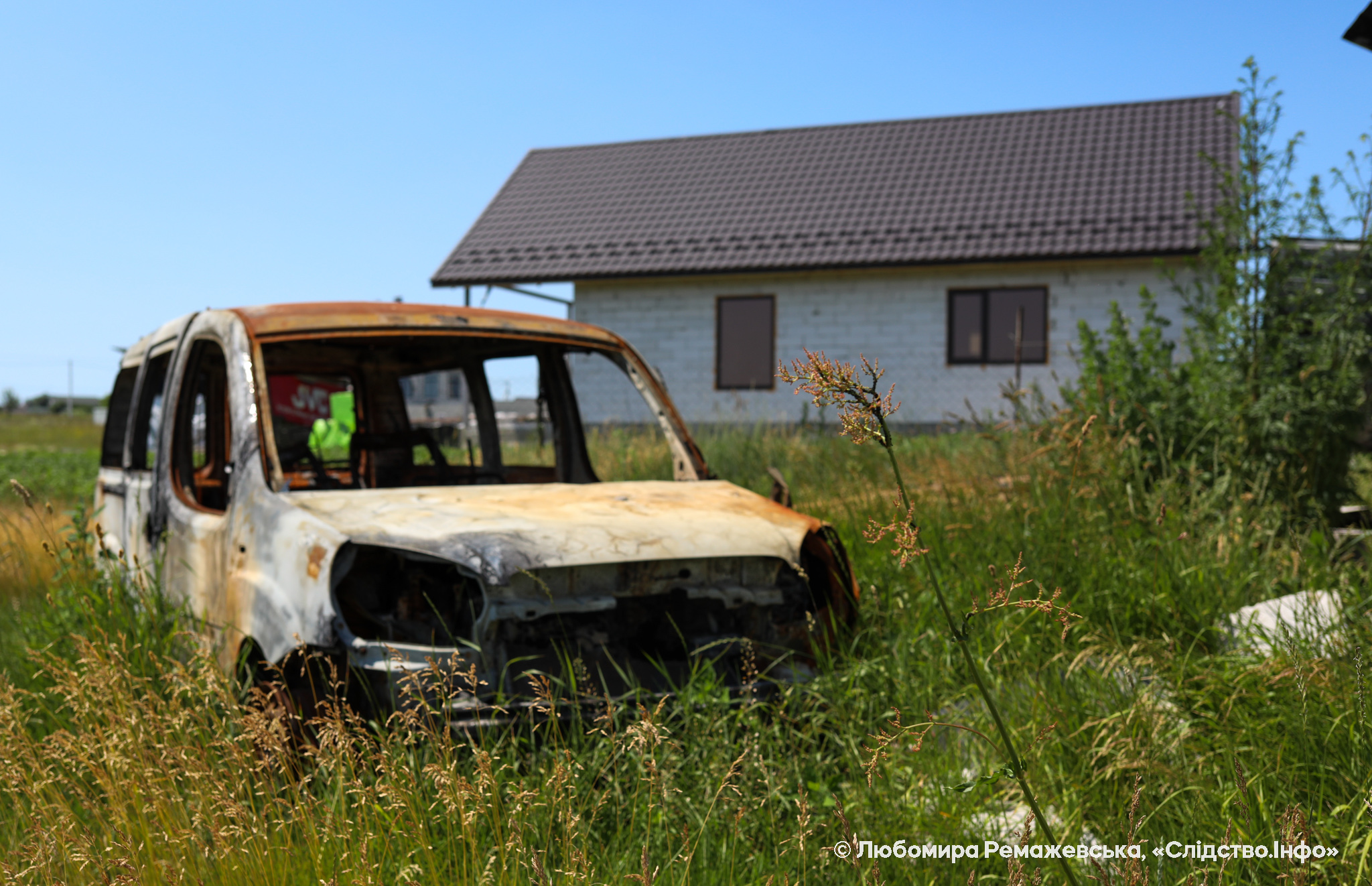 Російським снарядом підпалило три автівки родини із села Мироцьке на Київщині