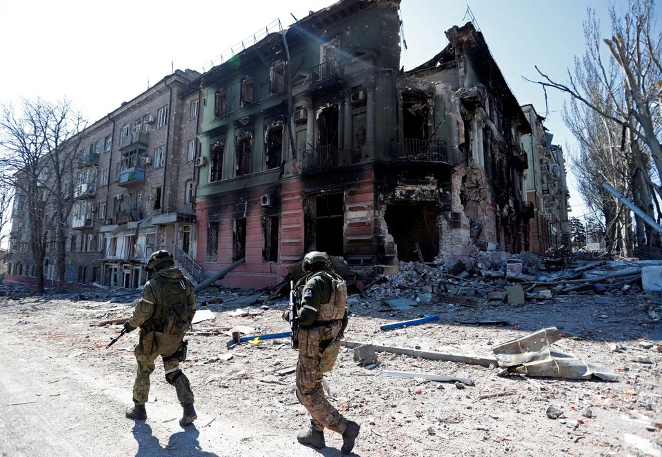 Військовослужбовці проросійських військ інспектують вулиці Маріуполя, Україна, 7 квітня 2022 р. 