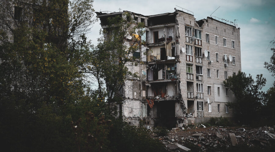Зображення для публікації 'За порушення комендантської години окупанти змушували мешканців Ізюма розкопувати будинки з тілами вбитих'