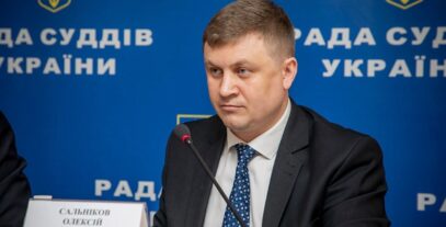 Сальніков сидить під час брифінгу