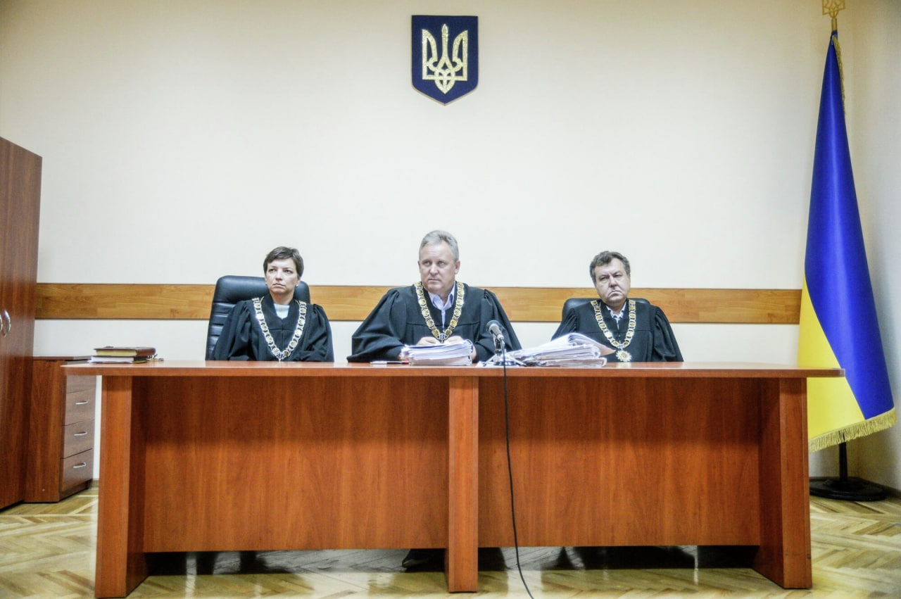 Судове засідання, три судді сидять за столом