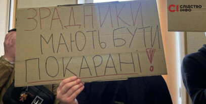 Зображення для публікації '«Ми тут по приколу, просто любимо чорний одяг»: у суді щодо детектива НАБУ з’явилися люди в чорному та військові. Саме засідання відклали до 9 вересня'