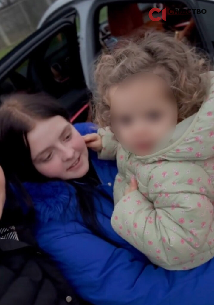17-річна Настя з донькою, яку в неї намагалися відібрати та позбавити батьківських прав. Фото Інни Мірошниченко