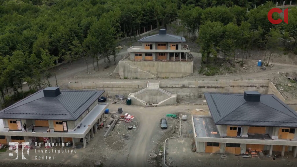 Три VIP-котеджі на території майбутньої резиденції Олександра Лукашенка поблизу Сочі (у лідера Білорусі – троє синів)
