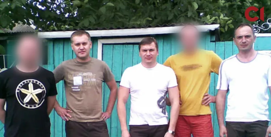 Зображення для публікації 'У соцмережах видаляють родинні фото директора ДБР після публікації розслідувань про його братів'