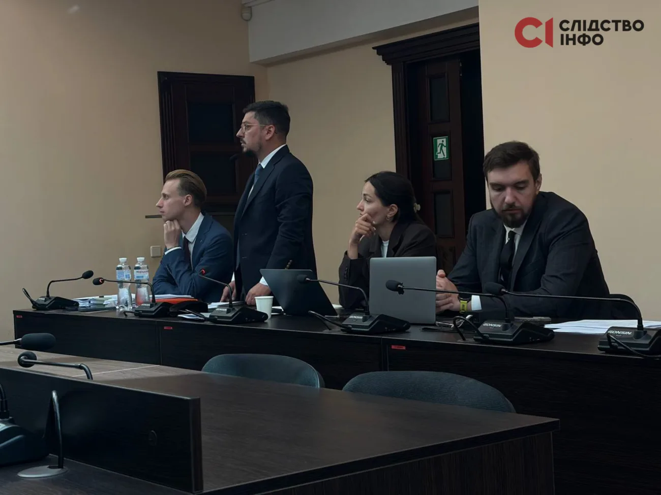 Олексій Ступак з адвокатами на засіданні ВАКС