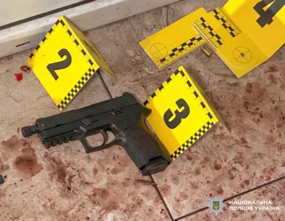 Зображення для публікації '«Слідство.Інфо» дізналося подробиці стрілянини у Печерському ТЦК: поліцейські та військові поранені, підозрюваний — побитий'