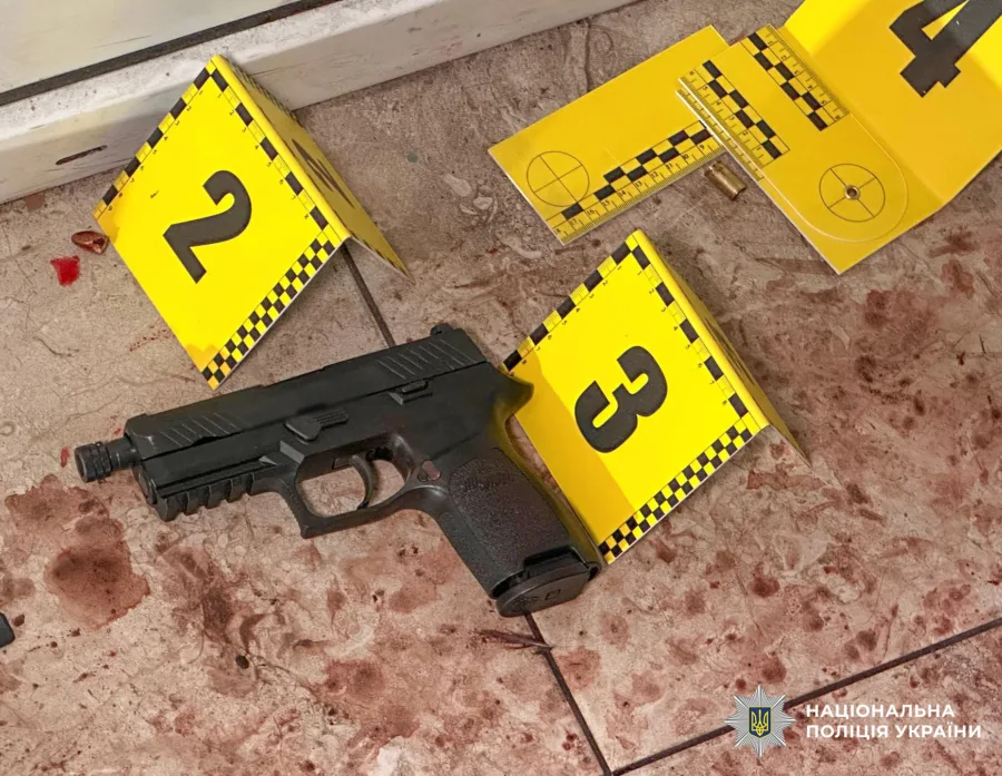 Зображення для публікації '«Слідство.Інфо» дізналося подробиці стрілянини у Печерському ТЦК: поліцейські та військові поранені, підозрюваний — побитий'